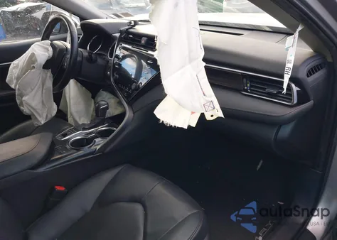 2020 Toyota Camry Xle z USA, uszkodzony, nr VIN 4T1F11AKXLU306029